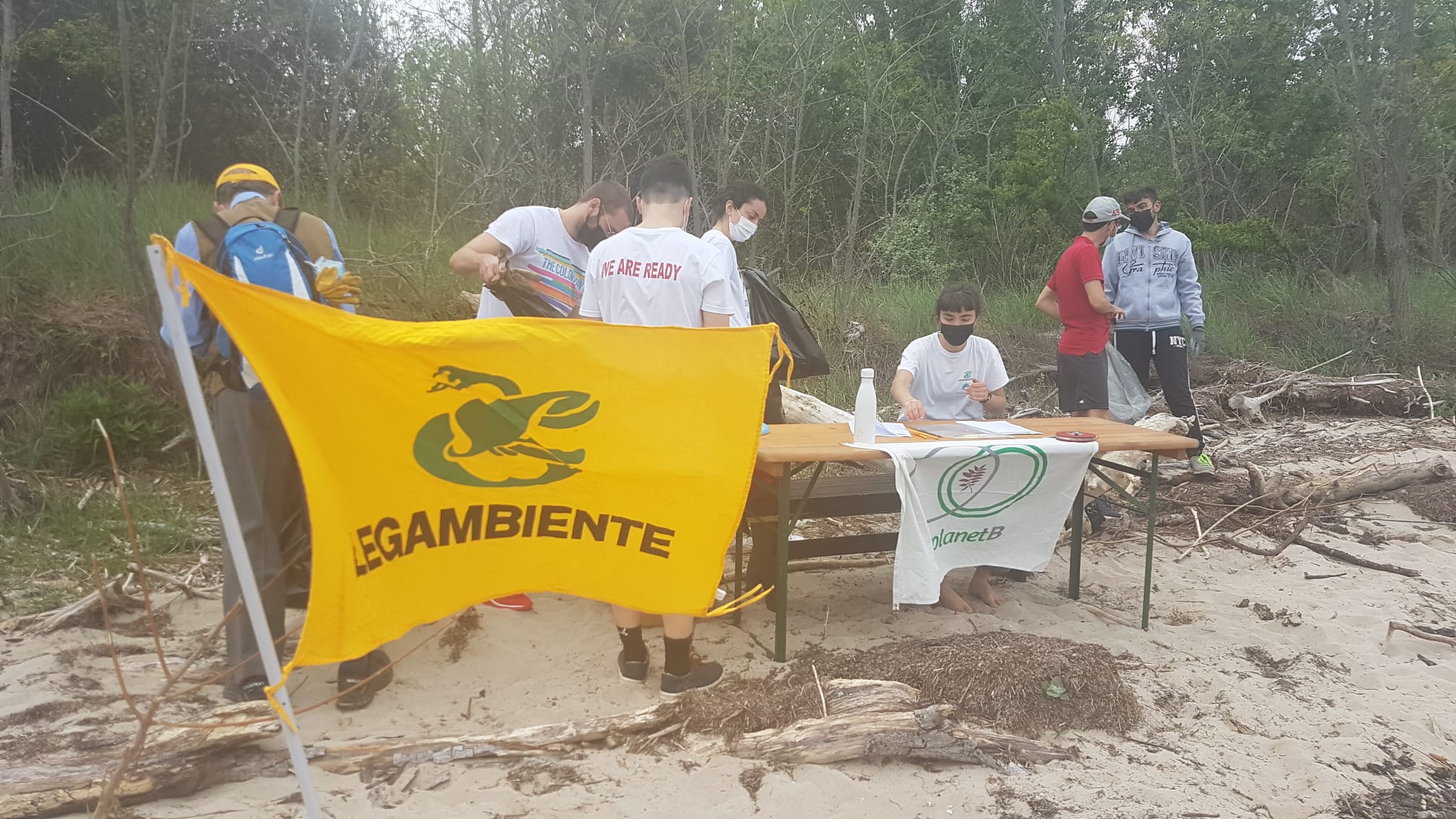 Immagine per Le coste di Staranzano invase dall'immondizia, ragazzi al lavoro per ripulire l'area